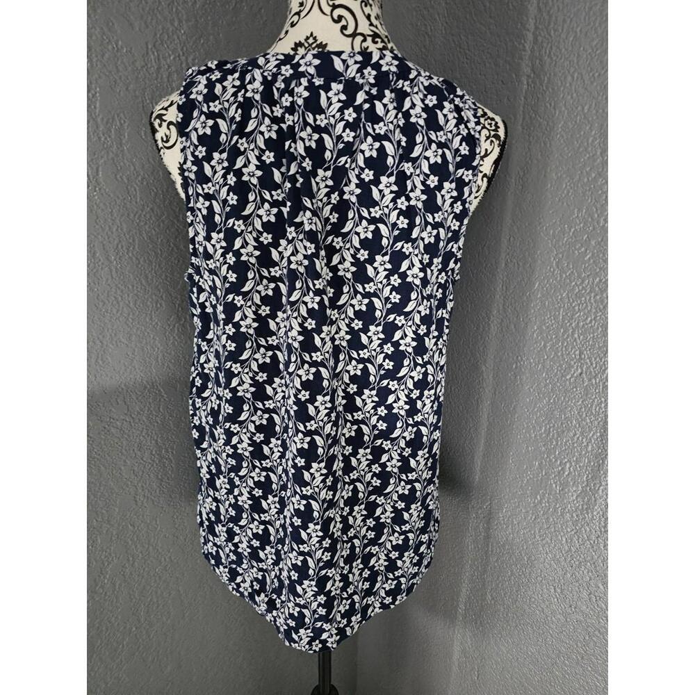 Women's St. John's Bay Sleeveless Blouse Floral Blue & White Size Medium V Neck - Picture 10 of 12